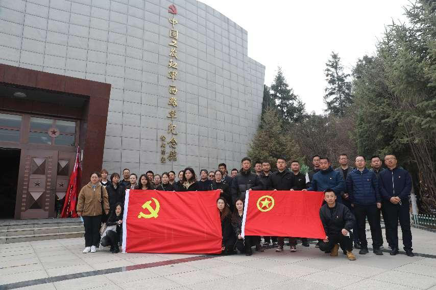 青海國(guó)投黨委組織開(kāi)展清明祭掃活動(dòng)